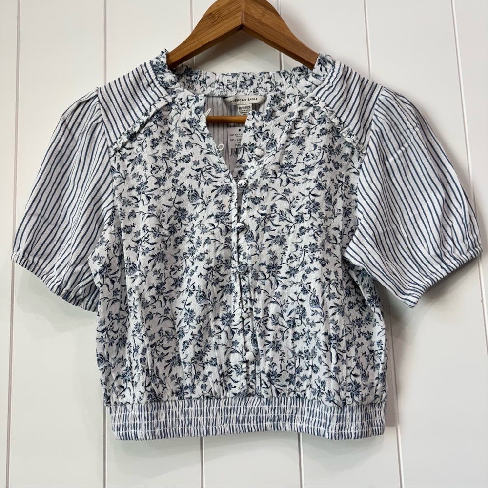 American Eagle Blue Floral Smocked Crop Top V Neck Short Sleeve Cotton Blend XS